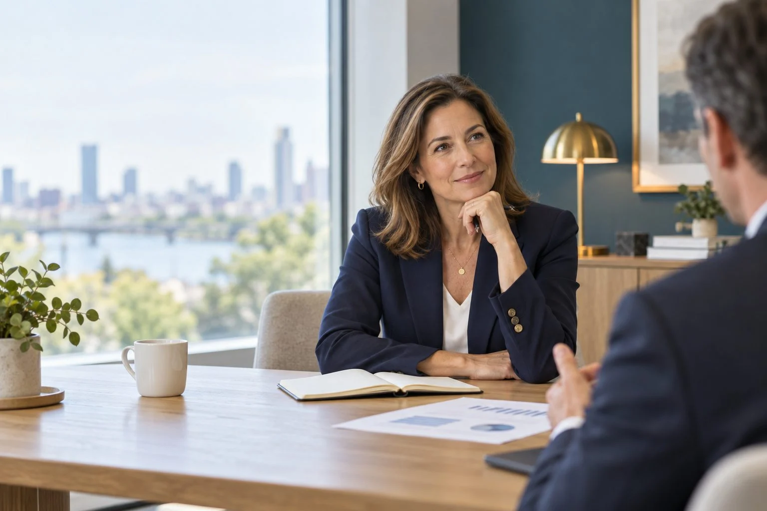 A professional woman in a one-on-one conversation with a franchise advisor